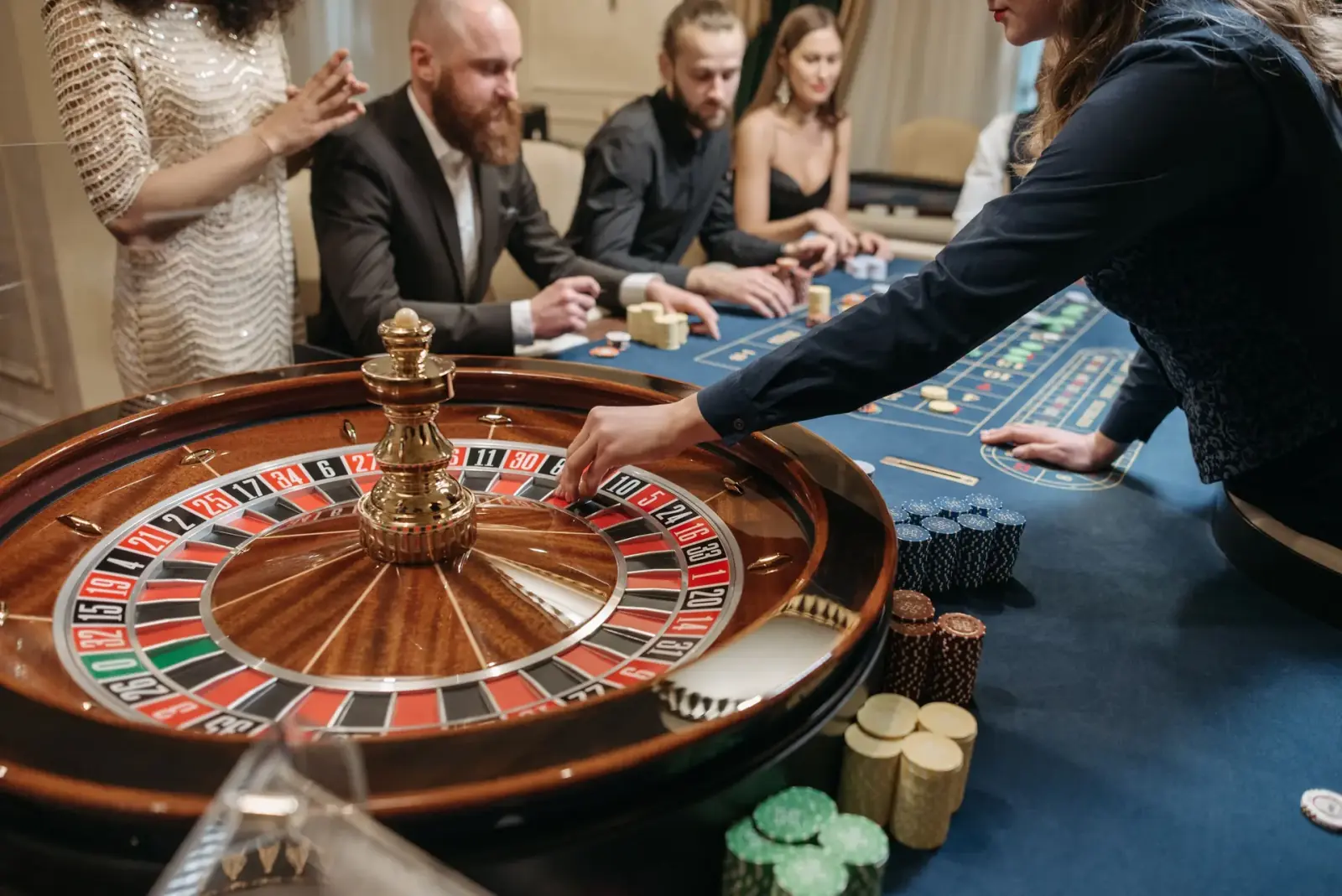 Blackjack-pöytä kasino-salissa